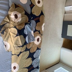 King comforter with shams (2)